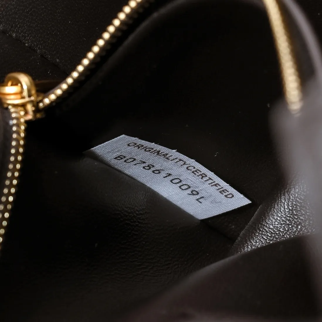 Batch 1420 Bottega Veneta's new style 🆕 mini andiamo bag is so pretty. The dark brown color is very versatile. It is high-end and casual and sexy. Andiamo is not only a commuter bag 🥰 It can be worn crossbody and carried by hand, and it is no problem to match it with evening wear. It can be matched with clothes casually, showing high-end elegance. Style number: 5545 Size: 21.5*13*4.5cm